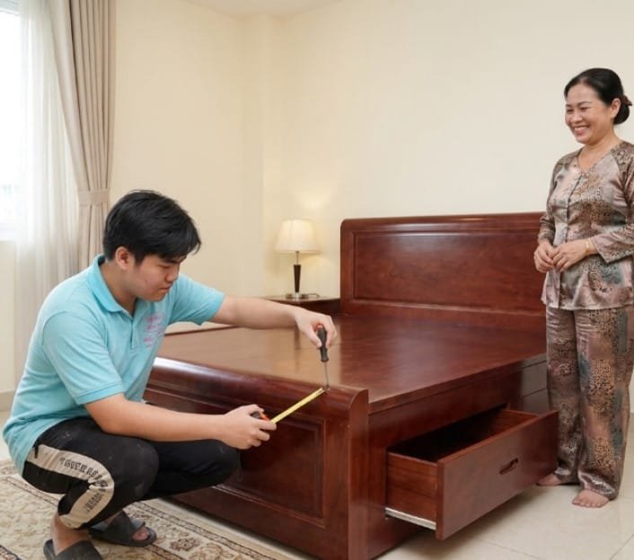 Giường ngủ gỗ sồi sơn màu óc chó