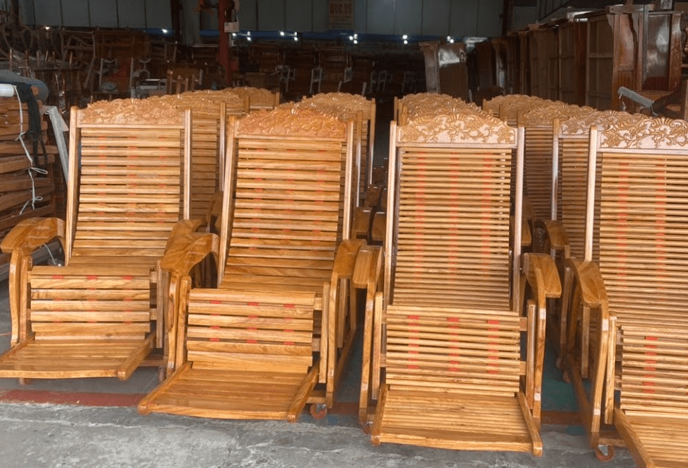 Ghế thư giãn gỗ căm xe trong không gian phòng khách sang trọng