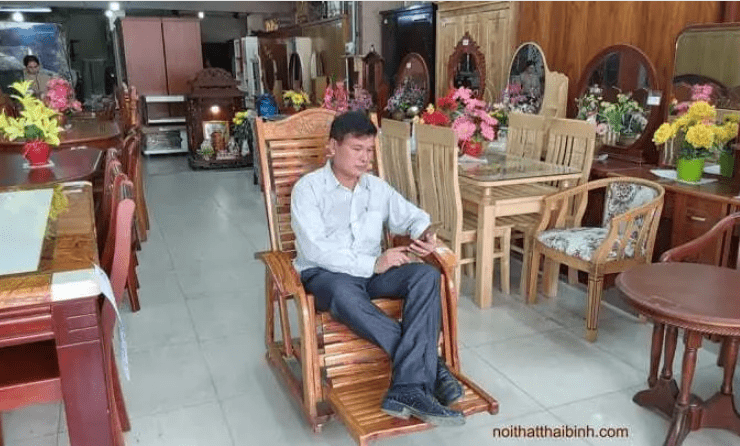 Ghế thư giãn gỗ căm xe trong không gian phòng khách sang trọng