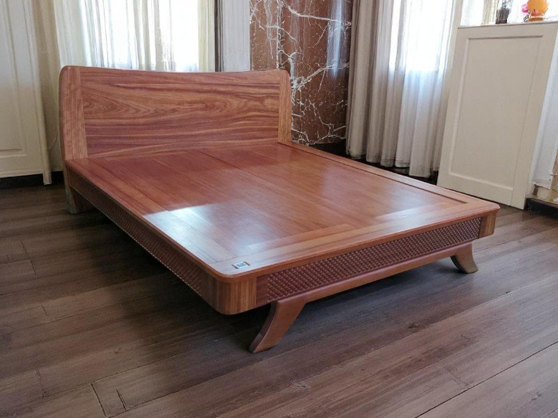 Giường gỗ hương xám