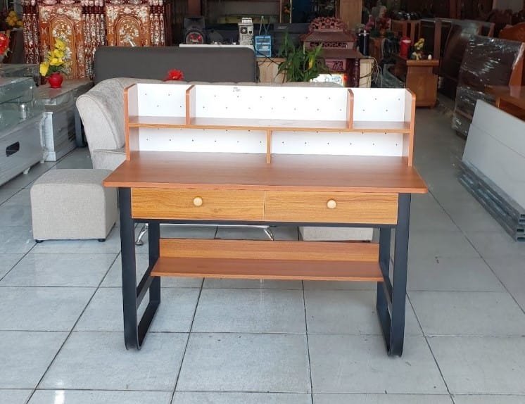 Bàn làm việc chân sắt mặt gỗ công nghiệp là gì