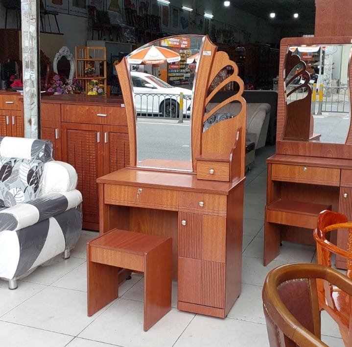 Bàn trang điểm có nhiều ngăn kéo là gì