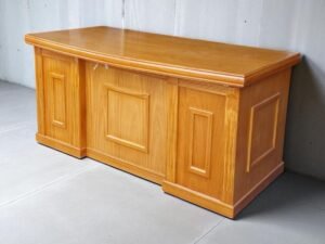 Bàn làm việc của giám đốc