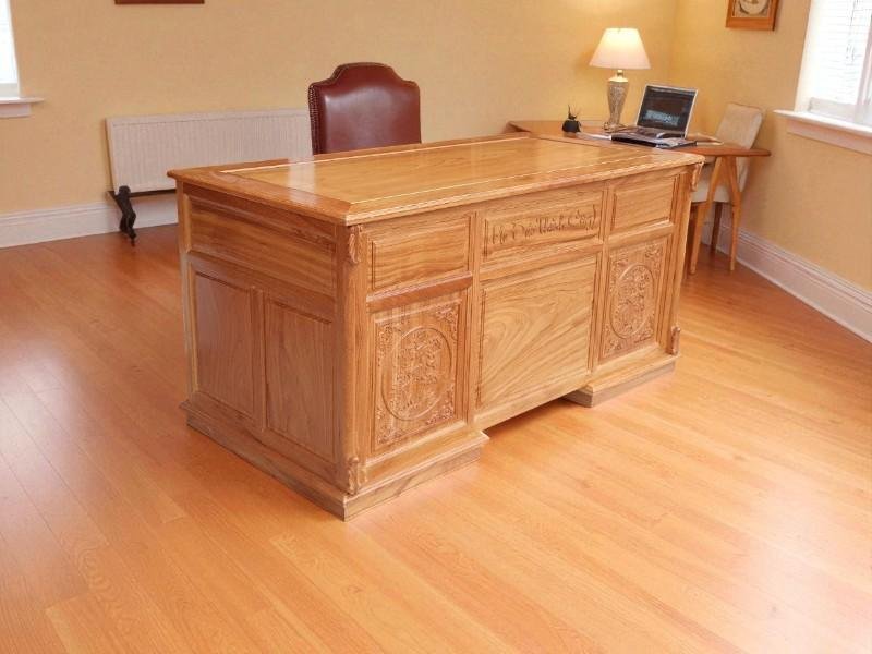 Cửa hàng bán bàn làm việc đẹp tại TPHCM