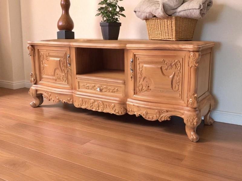 Hướng dẫn bảo quản kệ tivi gỗ tự nhiên
