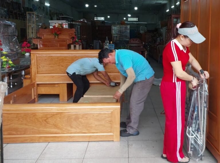 Giường ngủ tại cửa hàng đồ gỗ Thái Bình