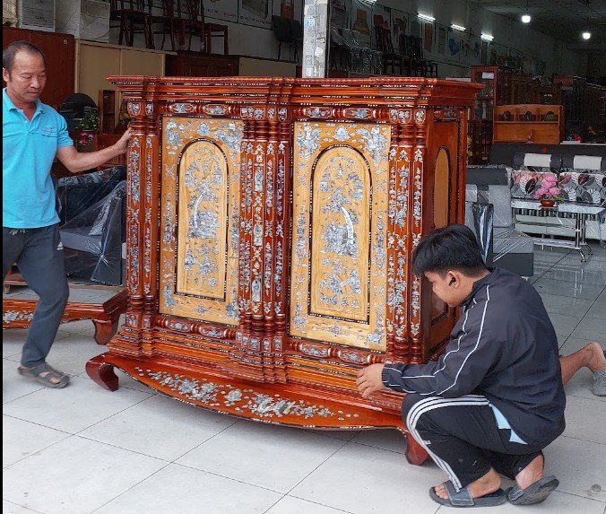 Tủ thờ cẩn xà cừ tại cửa hàng đồ gỗ Thái bình